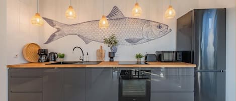 冷蔵庫、電子レンジ、オーブン、コンロ