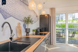 Réfrigérateur, micro-ondes, four, plaque de cuisson