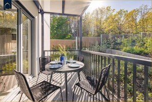 Outdoor dining - Vacation apartment Blaubarschbude - Modern Blaubarschbude with balcony - only 800 m to the (Loddin)