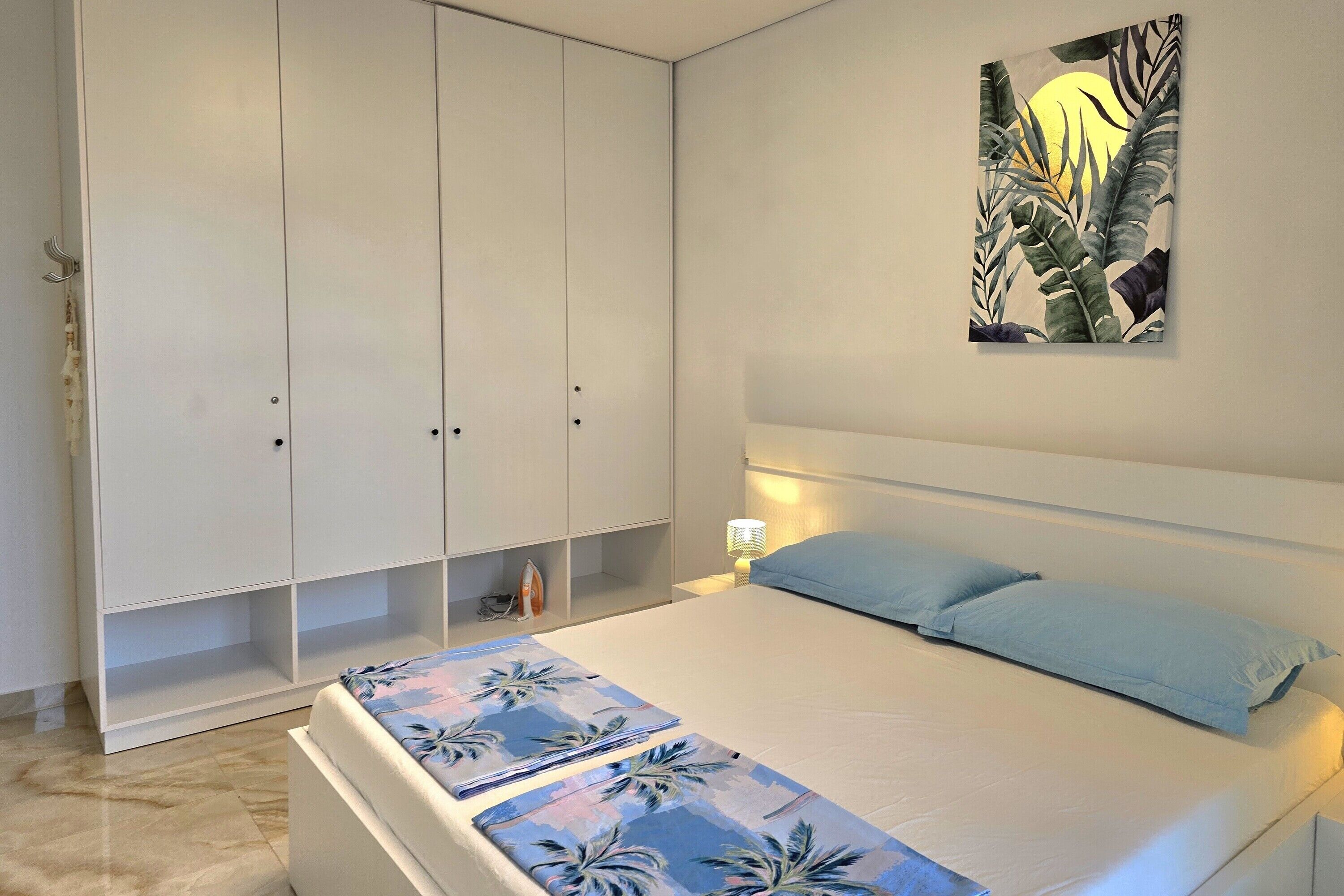 2 عدّة غرف نوم وواي فاي مجانًا وملاءات أسرّة