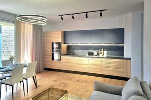 Familieleilighet, flere soverom (SanPietro Holiday Homes 293) | Eget kjøkken | Kjøleskap, ovn, kokeplater og oppvaskmaskin