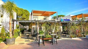 Family Apartment, Multiple Bedrooms (SanPietro Holiday Homes 298) | Outdoor dining