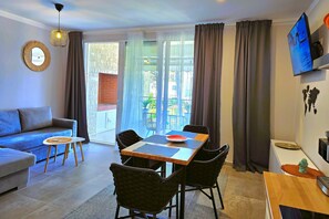Standard-Apartment, Mehrere Schlafzimmer (SanPietro Holiday Homes 289) | Wohnbereich | 32-Zoll-Smart-TV mit Kabelempfang