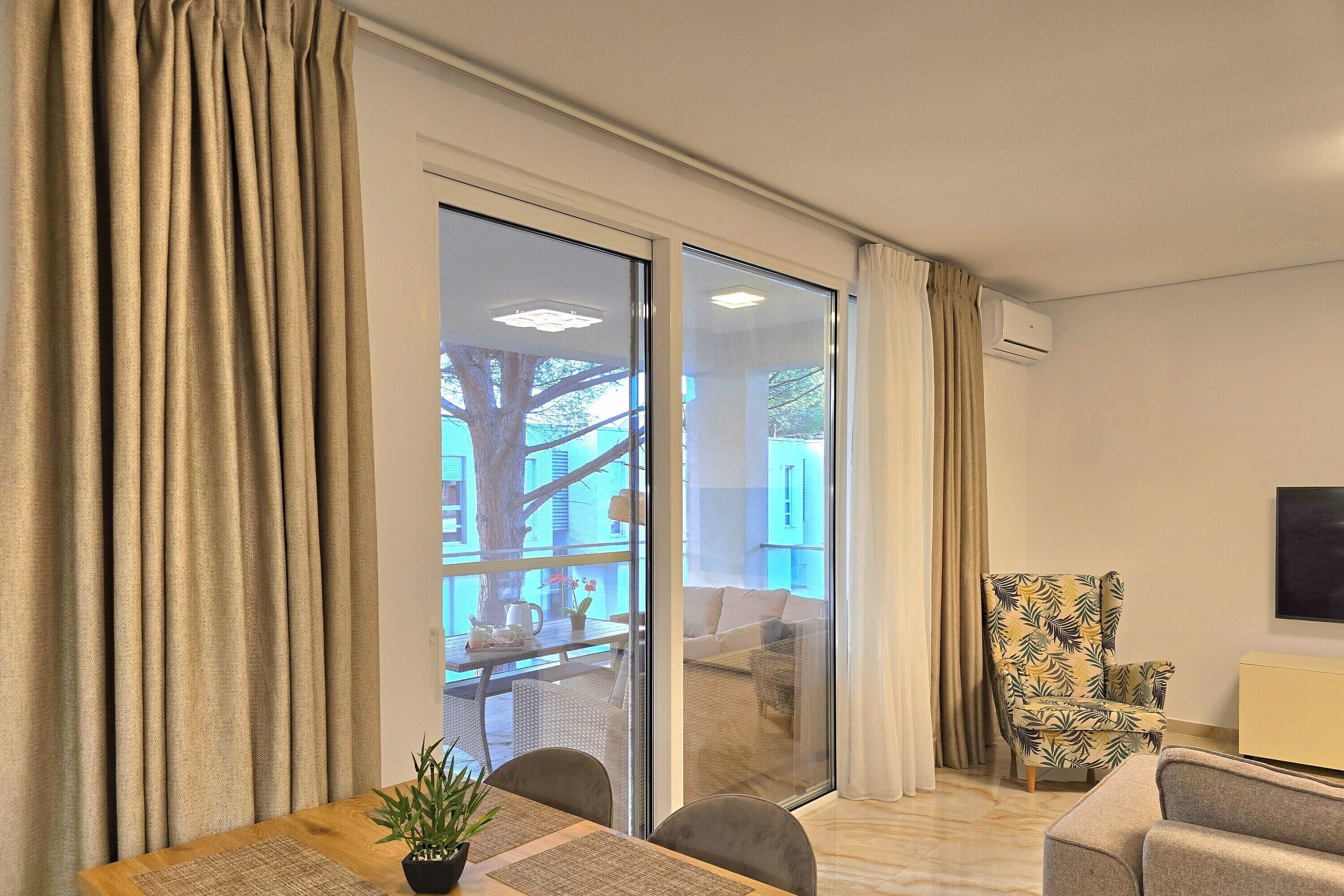 Appartamento familiare, camere multiple (SanPietro Holiday Homes 285) | Area soggiorno | Smart TV 32 pollici con canali via cavo