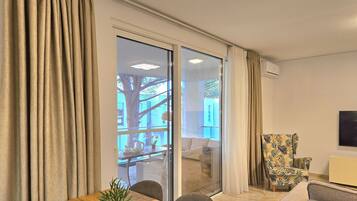 Appartamento familiare, camere multiple (SanPietro Holiday Homes 285) | Area soggiorno | Smart TV 32 pollici con canali via cavo