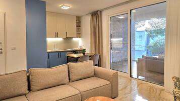 Familienapartment, 2 Schlafzimmer (SanPietro Holiday Homes 285) | Wohnbereich | 32-Zoll-Smart-TV mit Kabelempfang