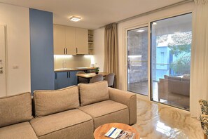 Familienapartment, 2 Schlafzimmer (SanPietro Holiday Homes 285) | Wohnbereich | 32-Zoll-Smart-TV mit Kabelempfang