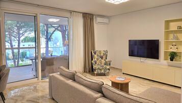 Appartamento familiare, camere multiple (SanPietro Holiday Homes 285) | Area soggiorno | Smart TV 32 pollici con canali via cavo