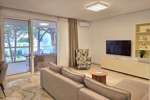 Familjelägenhet - 2 sovrum (SanPietro Holiday Homes 285) | Vardagsrum | 32-tums smart-tv med kabelkanaler