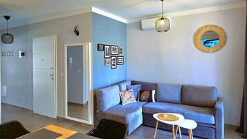 Standard Apartment, Multiple Bedrooms (SanPietro Holiday Homes 289) | Living area | 32-inch Smart TV with cable channels