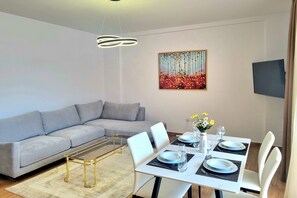 Perhehuoneisto, useita makuuhuoneita (SanPietro Holiday Homes 293) | Oleskelualue | 32–tuumainen äly-TV, jossa kaapelikanavat