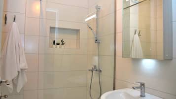 Standard-Apartment, Mehrere Schlafzimmer (SanPietro Holiday Homes 289) | Badezimmer | Dusche, Haartrockner, Handtücher, Seife