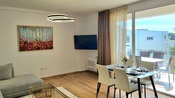 Appartamento familiare, camere multiple (SanPietro Holiday Homes 293) | Area soggiorno | Smart TV 32 pollici con canali via cavo