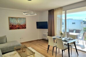 Familienapartment, Mehrere Schlafzimmer (SanPietro Holiday Homes 293) | Wohnbereich | 32-Zoll-Smart-TV mit Kabelempfang