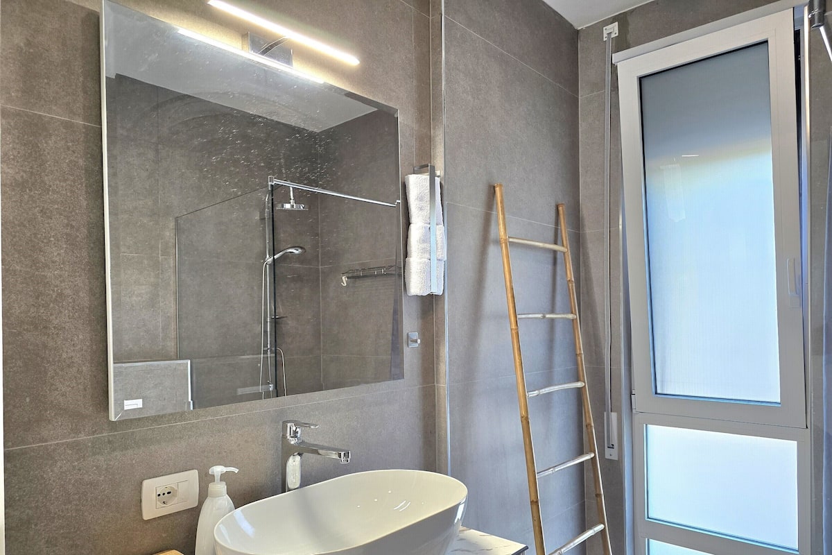 Family Apartment, Multiple Bedrooms (SanPietro Holiday Homes 287) | Bathroom | Shower, hair dryer, towels, soap