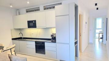 Familienapartment, Mehrere Schlafzimmer (SanPietro Holiday Homes 298) | Eigene Küche | Kühlschrank, Ofen, Herdplatte, Geschirrspüler