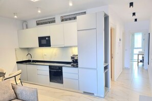 Departamento familiar, varias habitaciones (SanPietro Holiday Homes 298) | Cocina privada | Refrigerador, horno, parrilla de estufa y lavavajillas 