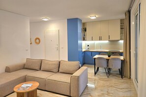 Departamento familiar, varias habitaciones (SanPietro Holiday Homes 285) | Área de sala de estar | Smart TV de 32 pulgadas con canales por cable 