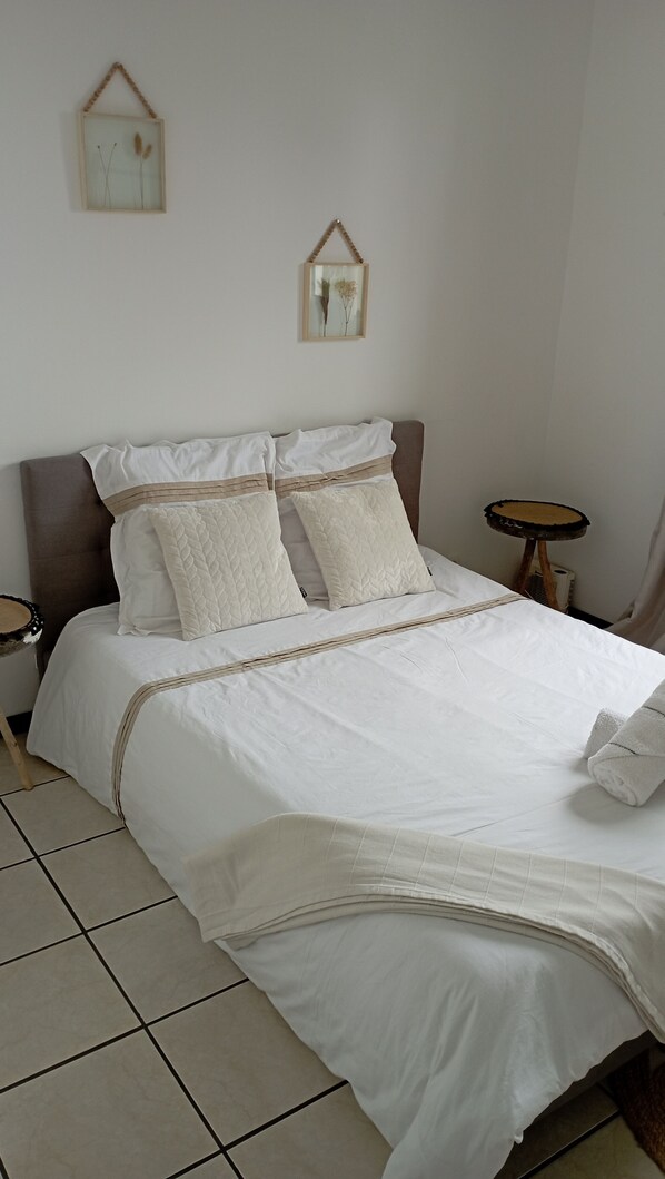 2 slaapkamers, een strijkplank/strijkijzer, reisbedje, gratis wifi