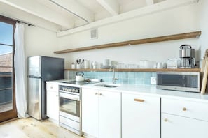 Réfrigérateur, four à micro-ondes, un four, surface de cuisson