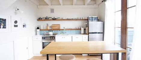 Réfrigérateur, micro-ondes, four, plaque de cuisson