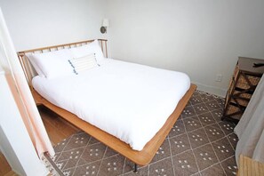 1 bedroom, iron/ironing board, bed sheets - Annabelle 4B - Bright Loft With a Patio in Downtown Savannah (Savannah)