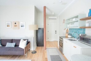 Fridge, microwave, oven, stovetop - Annabelle 3A - Historic Downtown, Fully Equipped (Savannah)