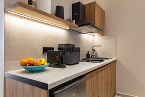 Kühlschrank, Herdplatte, Wasserkocher mit Kaffee-/Teezubehör, Toaster