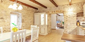 Dining - Villa Anne -Charming 2-bedroom stonehouse with WiFi, AC in delightful Tučepi (Tučepi)