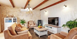 Smart TV - Villa Anne -Charming 2-bedroom stonehouse with WiFi, AC in delightful Tučepi (Tučepi)