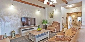 Smart TV - Villa Anne -Charming 2-bedroom stonehouse with WiFi, AC in delightful Tučepi (Tučepi)