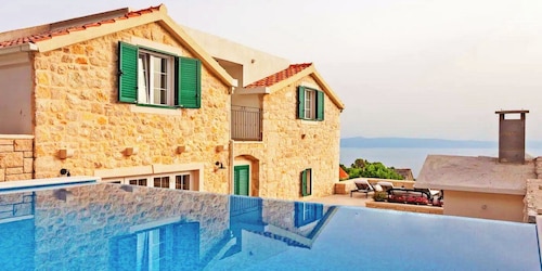 Villa Anne -Charming 2-bedroom stonehouse with WiFi, AC in delightful Tučepi