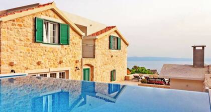 Villa Anne -Charming 2-bedroom stonehouse with WiFi, AC in delightful Tučepi