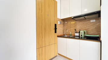 Executive Studio | Private kitchen | Mini-fridge, dining tables