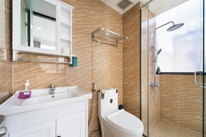 Estúdio executivo | Banheiro | Chuveiro, secador de cabelo, toalhas de banho, shampoo
