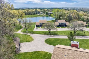 Property grounds - Dells Vacations I -Families Hikers Golfers (Wisconsin Dells)