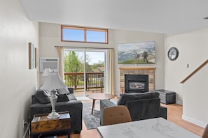 Smart TV, fireplace, offices - Dells Vacations I -Families Hikers Golfers (Wisconsin Dells)