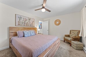 2 bedrooms, desk, iron/ironing board, free WiFi - Dells Vacations I -Families Hikers Golfers (Wisconsin Dells)