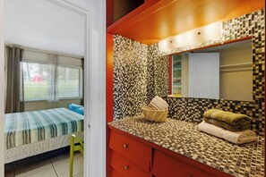 1 bedroom, iron/ironing board, WiFi, bed sheets - 1BR Studio Parking, BBQ, Garden In Hollywood (Hollywood)