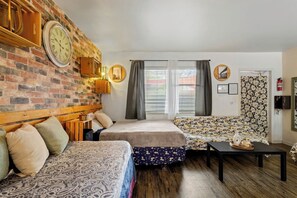 1 slaapkamer, een strijkplank/strijkijzer, wifi, beddengoed