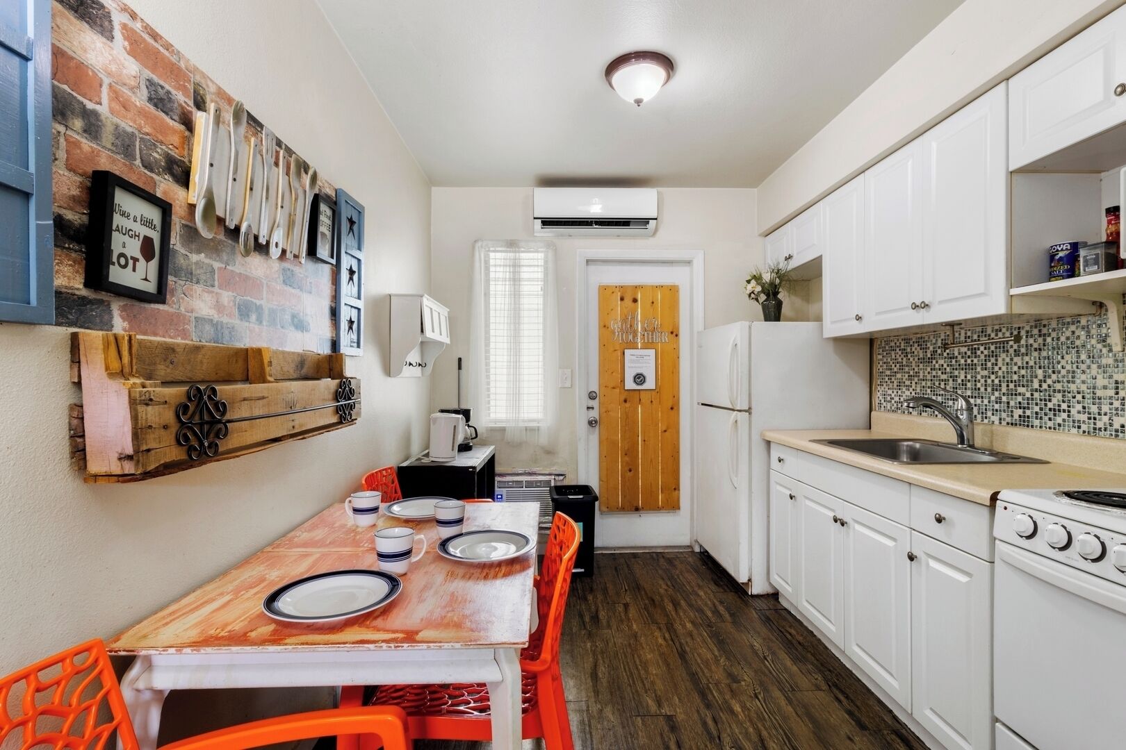 Réfrigérateur, four à micro-ondes, un four, surface de cuisson