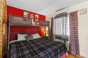 1 slaapkamer, een strijkplank/strijkijzer, wifi, beddengoed