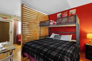 1 bedroom, iron/ironing board, WiFi, bed sheets - 1BR Pet-Friendly Studio Parking and Backyard BBQ (Hollywood)