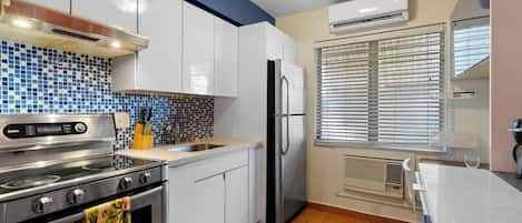 Geladeira, micro-ondas, fogão, cooktop