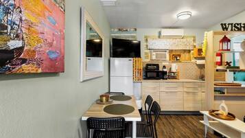 Kylskåp, mikrovågsugn, ugn och spishäll