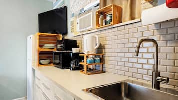 Kylskåp, mikrovågsugn, ugn och spishäll