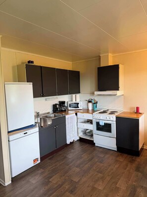 Refrigerador, parrilla de estufa, lavavajillas y cafetera y tetera 