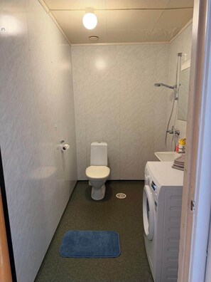 Shower - Apartment Finhaugveien 5 – Comfortable Stay 2 km from Evenes Airport for 4 guests (Nordland)