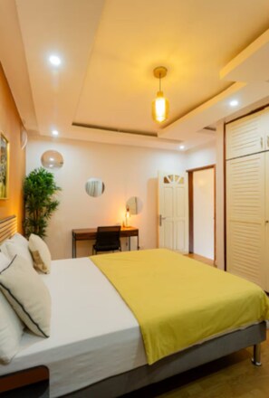 1 habitación, escritorio, tabla de planchar con plancha y cuna de viaje