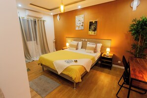 1 slaapkamer, een bureau, een strijkplank/strijkijzer, reisbedje